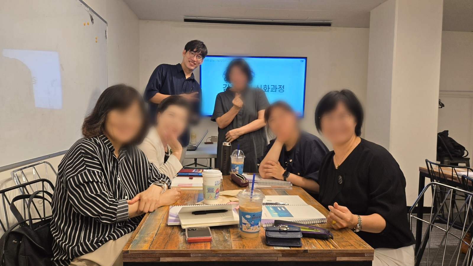 강점 코치 과정 현장. 수강생들이 한 테이블에 둘러앉아 있다