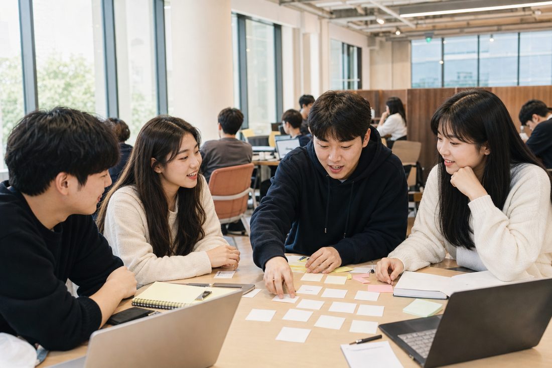 대학생과 청년들이 강점 카드를 활용하는 워크숍 장면 예시