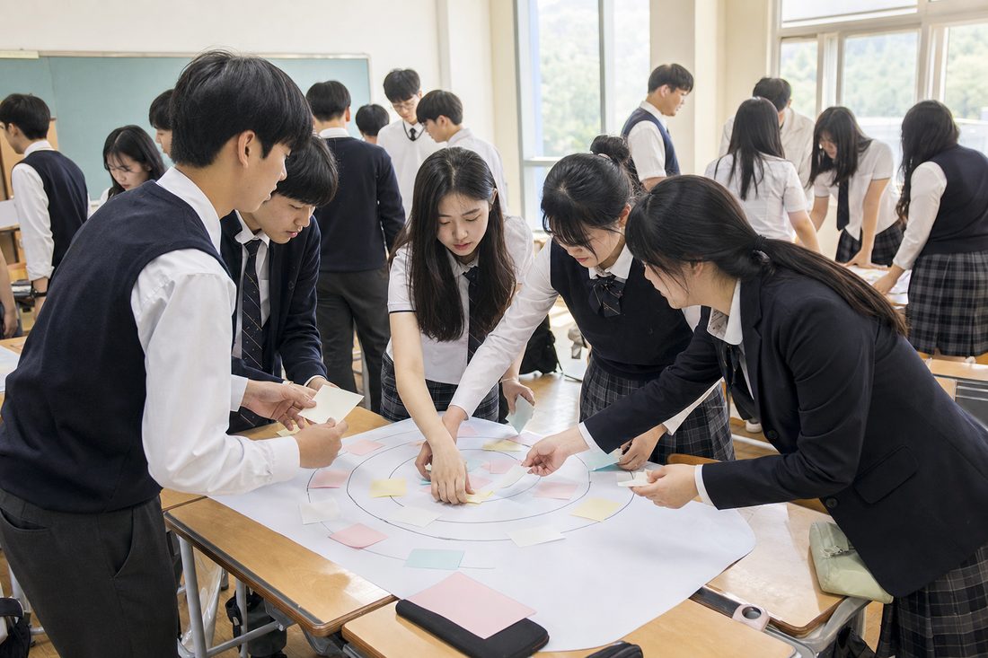 학생들이 학급 강점 지도를 만드는 워크숍 장면 예시